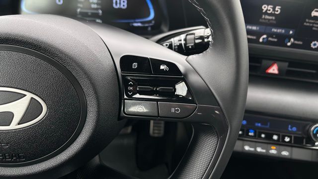 2025 Hyundai Elantra SEL - Photo 18