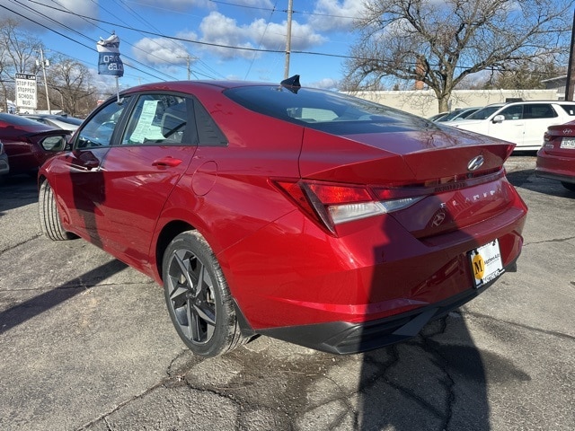 2023 Hyundai Elantra SEL photo 3