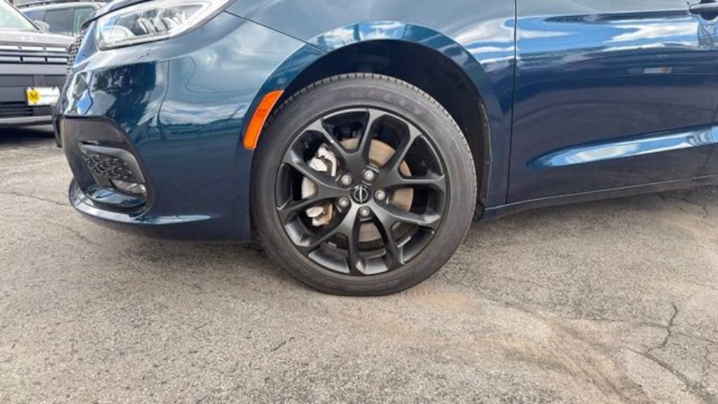 Used 2023 Chrysler Pacifica Touring L Van Passenger Van
