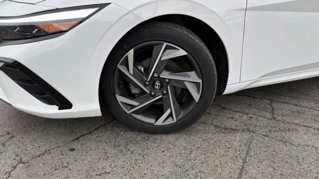 Certified 2025 Hyundai Elantra Limited Sedan