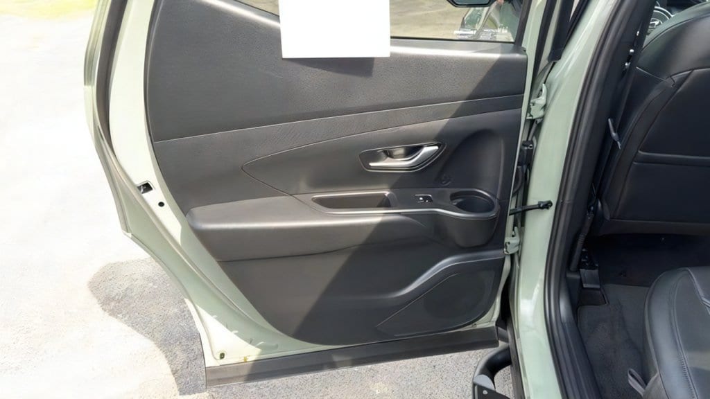 Additional photo of vehicle.