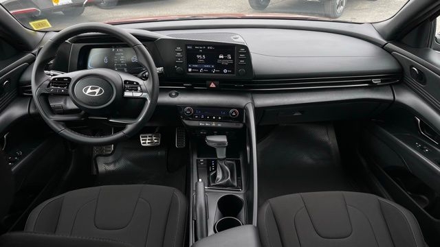 2025 Hyundai Elantra SEL - Photo 16