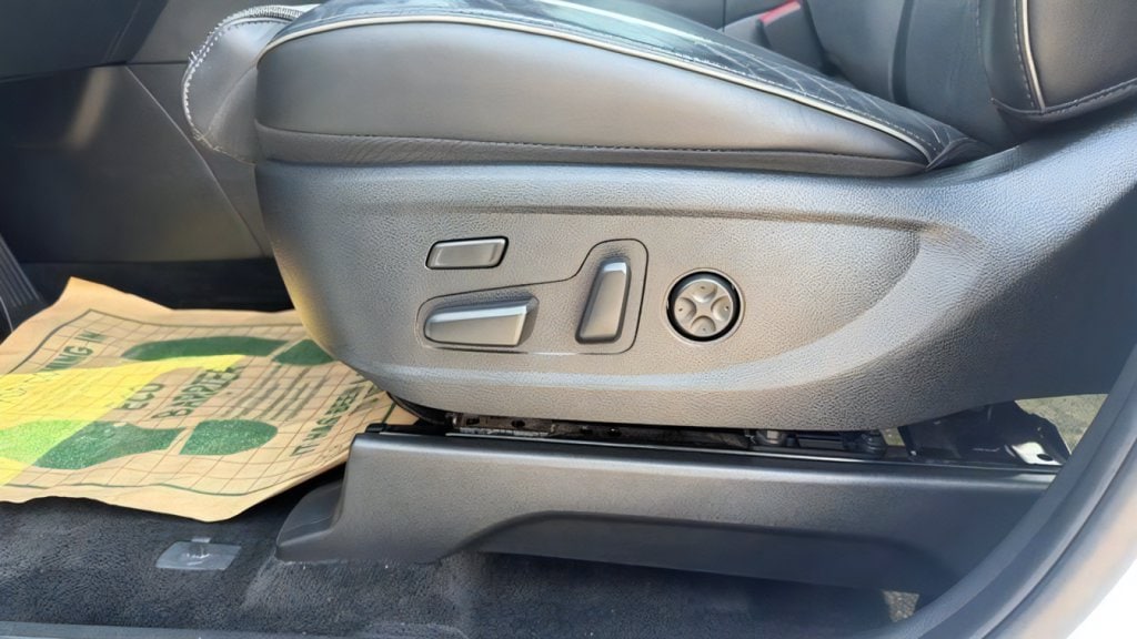 Additional photo of vehicle.