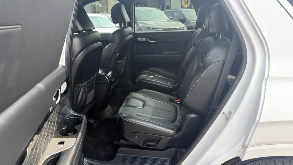 Additional photo of vehicle.