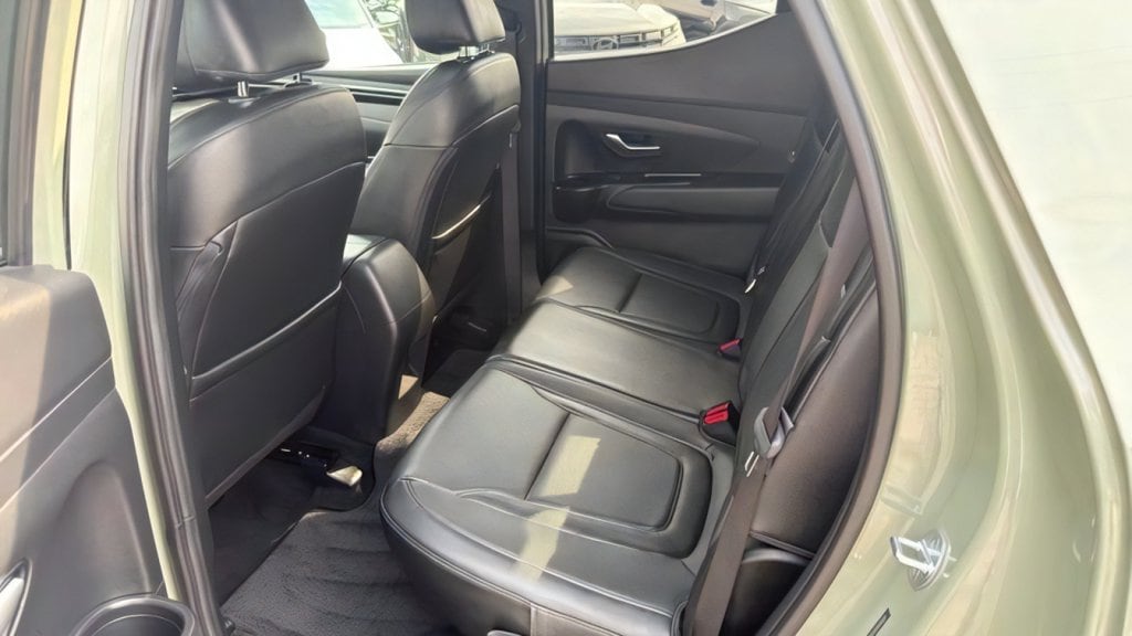 Additional photo of vehicle.
