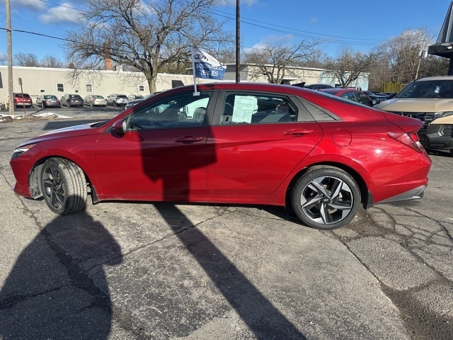 2023 Hyundai Elantra SEL photo 4