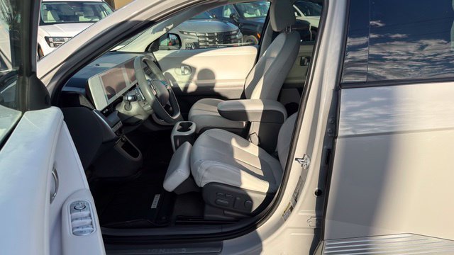 Additional photo of vehicle.