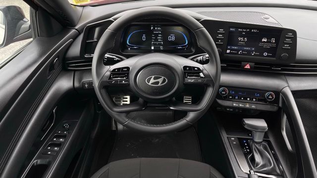 2025 Hyundai Elantra SEL - Photo 17