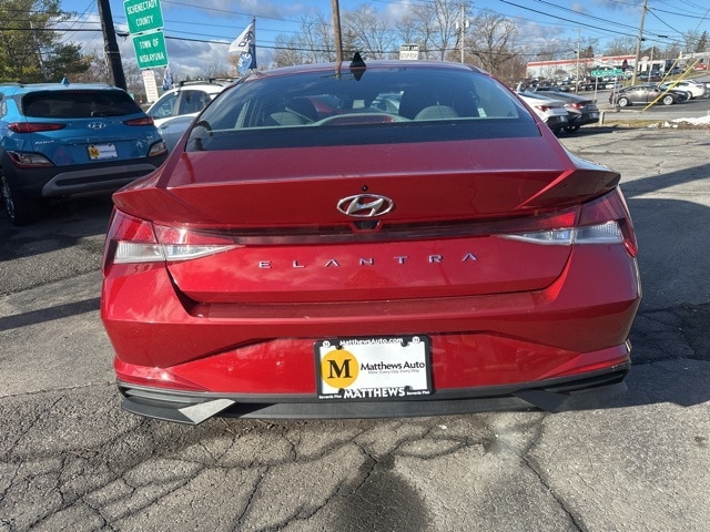 2023 Hyundai Elantra SEL photo 2