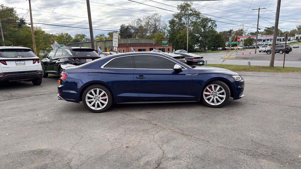 Additional photo of vehicle.