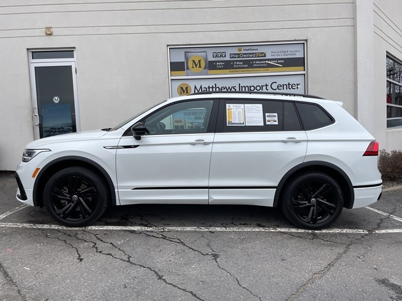 2023 Volkswagen Tiguan SE R-Line Black photo 2