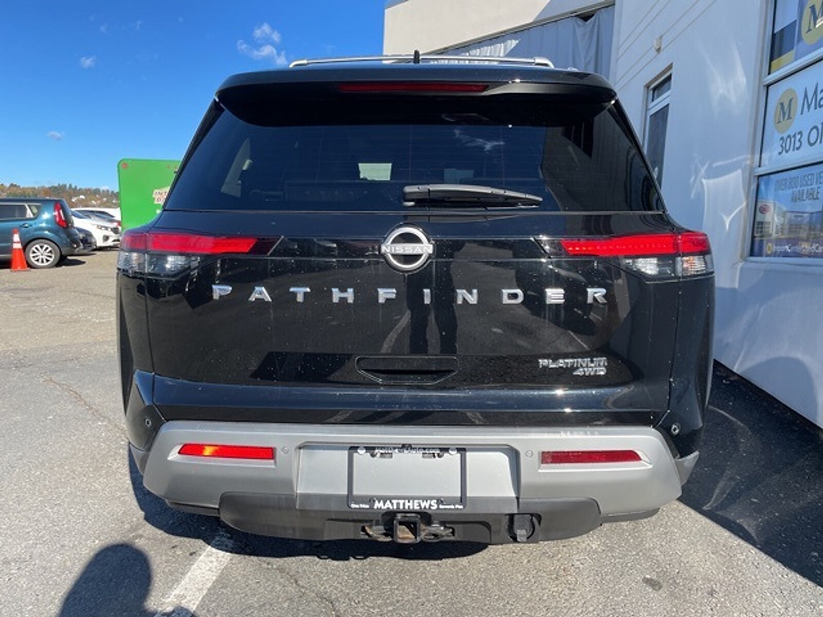 2023 Nissan Pathfinder Platinum photo 3