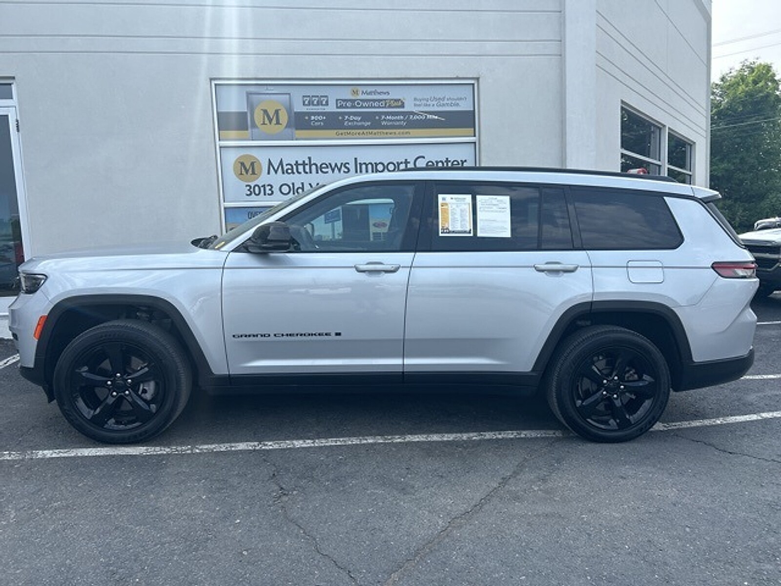 2022 Jeep Grand Cherokee Laredo photo 2
