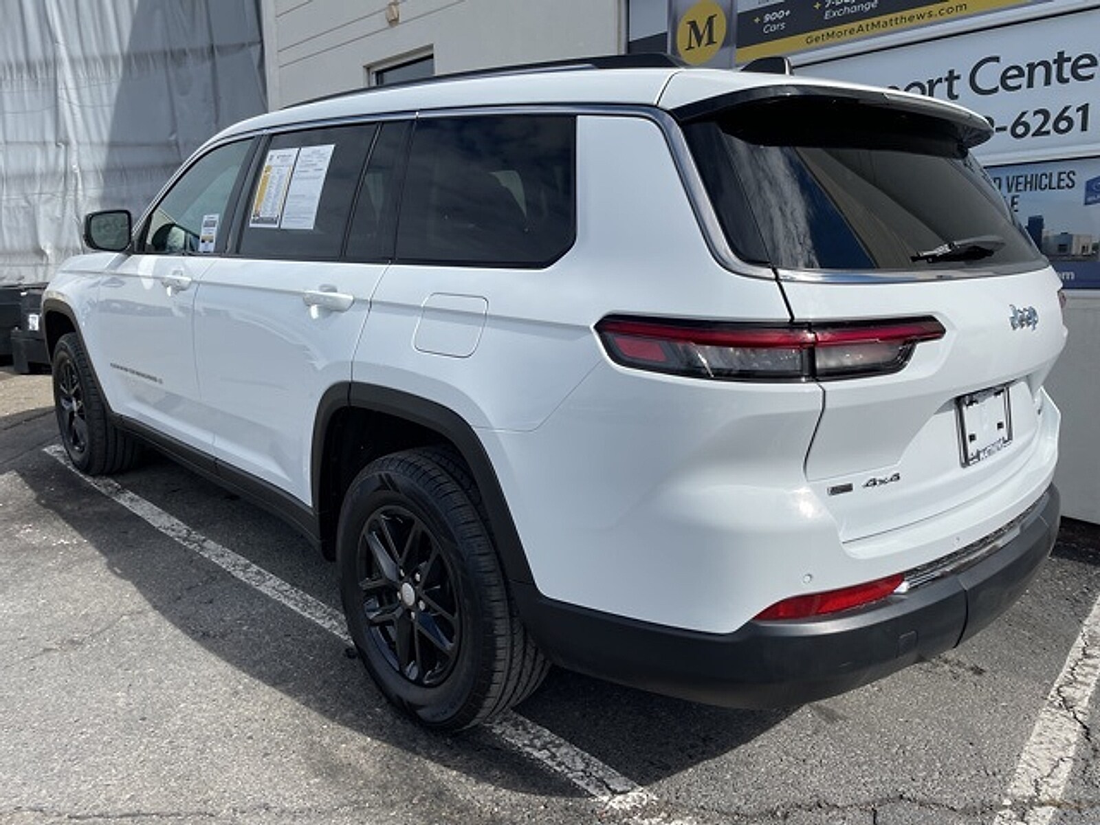 2023 Jeep Grand Cherokee Laredo photo 3