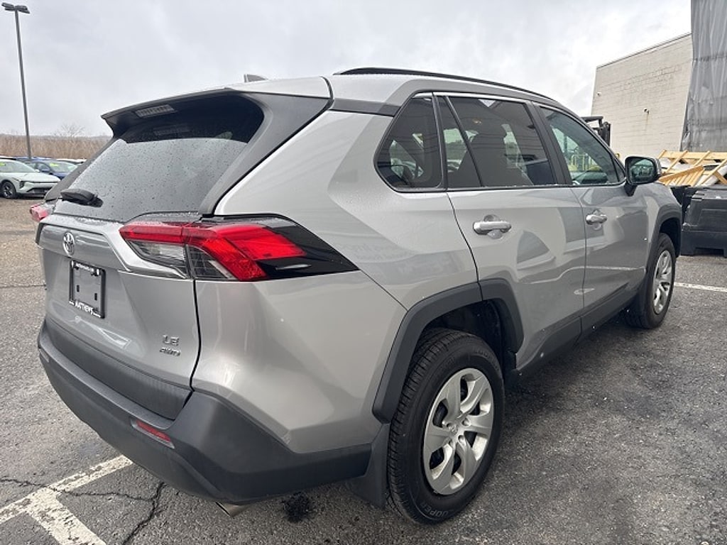 2019 Toyota RAV4 LE photo 4