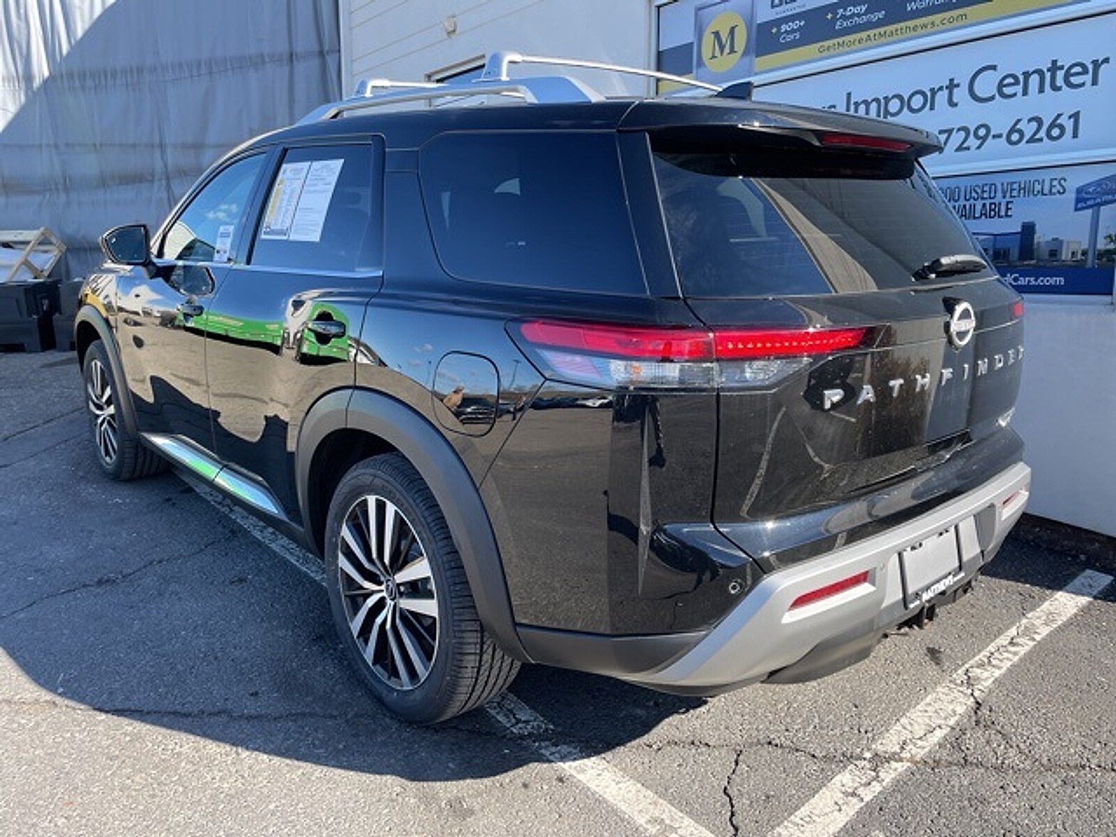 2023 Nissan Pathfinder Platinum photo 2