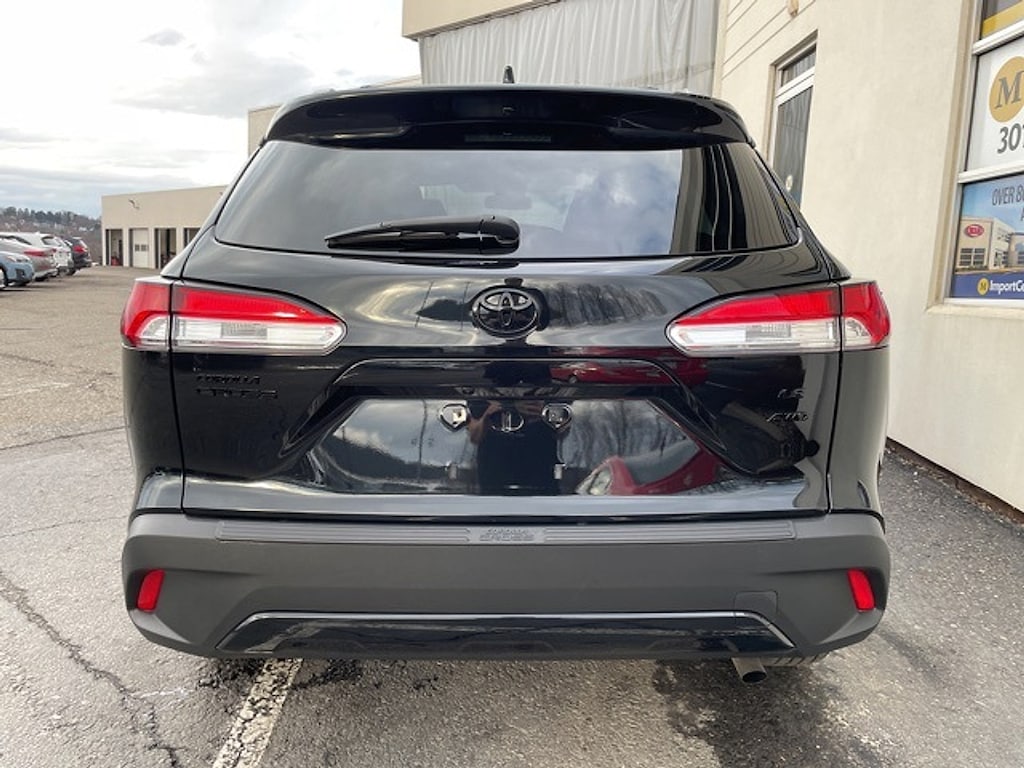 2022 Toyota Corolla Cross LE photo 2