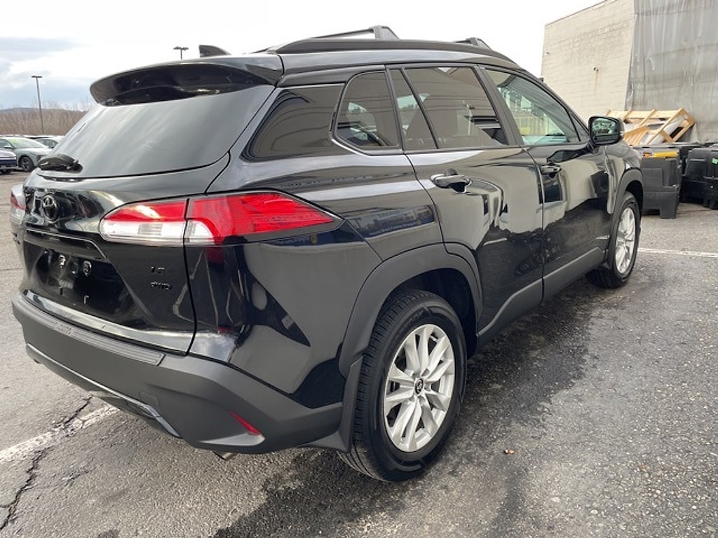 2022 Toyota Corolla Cross LE photo 3