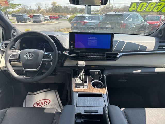 2025 Toyota Sienna Limited - Photo 10