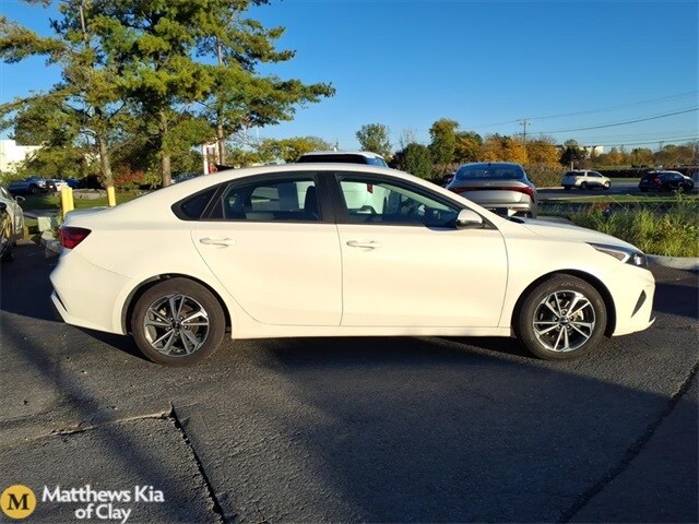 2023 Kia Forte LXS photo 2