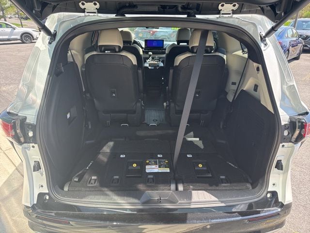 2025 Toyota Sienna Limited - Photo 8