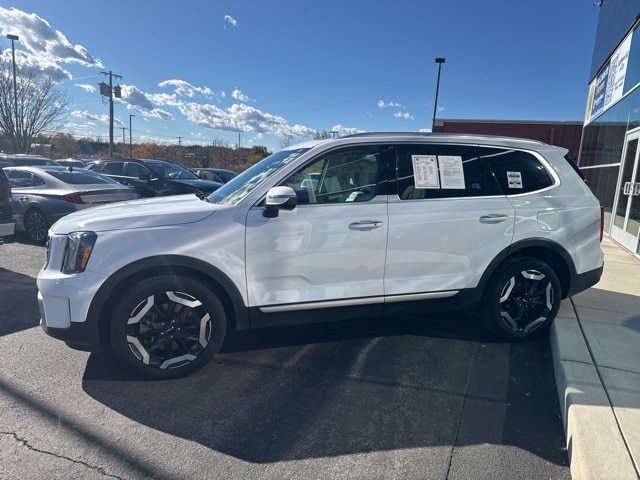 2024 Kia Telluride S photo 2