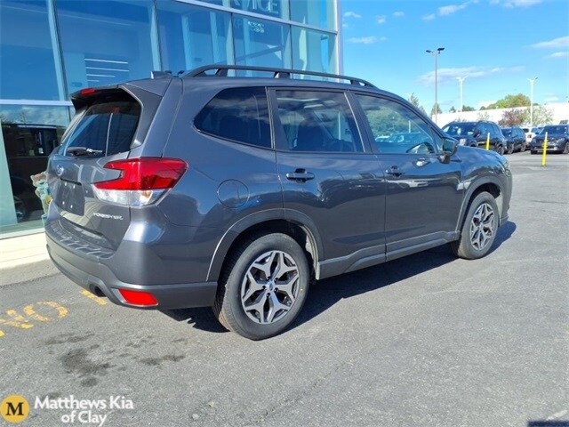 2022 Subaru Forester Premium photo 2