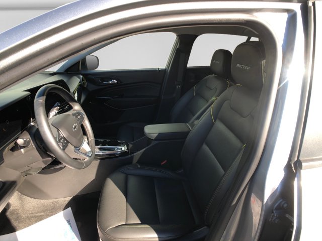 Additional photo of vehicle.