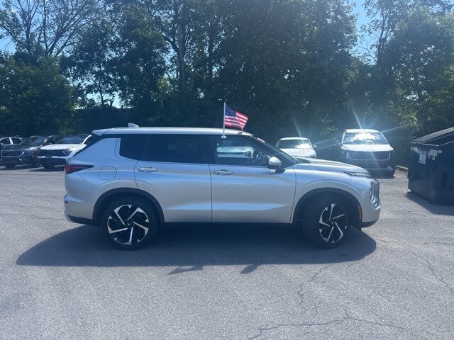 2023 Mitsubishi Outlander SE photo 2