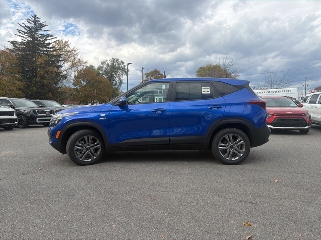 2023 Kia Seltos LX photo 4