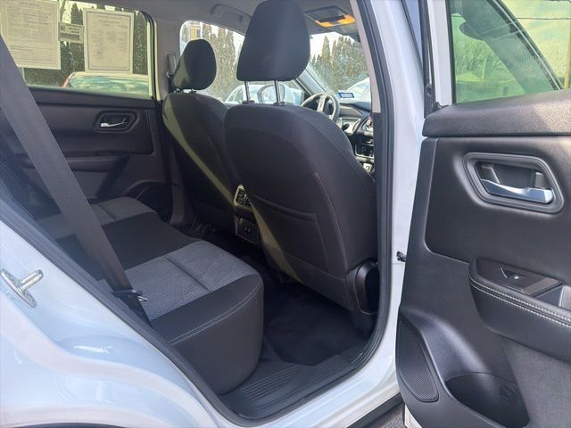 2024 Nissan Rogue SV - Photo 12