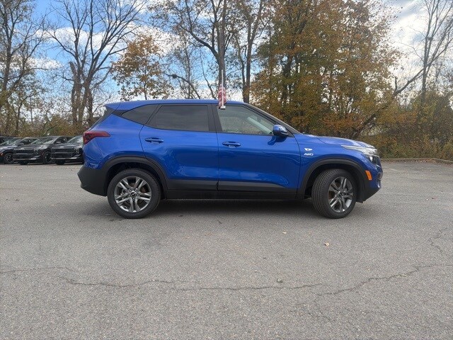 2023 Kia Seltos LX photo 2