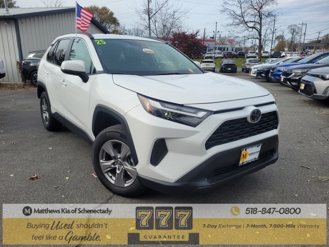 2025 Toyota RAV4 XLE's photo