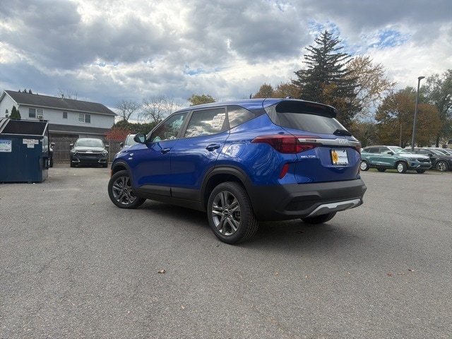 2023 Kia Seltos LX photo 3