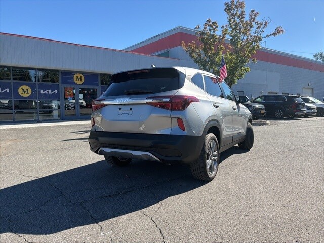 2023 Kia Seltos LX photo 2