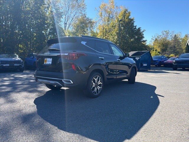 2023 Kia Seltos SX photo 2