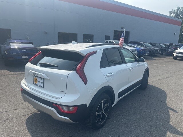 2024 Kia Niro EX photo 2