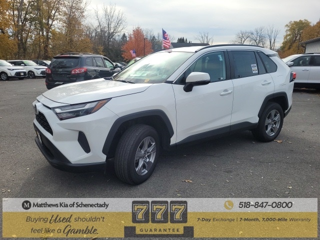 2025 Toyota RAV4 XLE photo 4