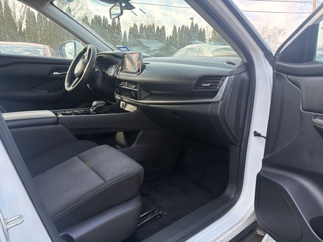 2024 Nissan Rogue SV - Photo 13