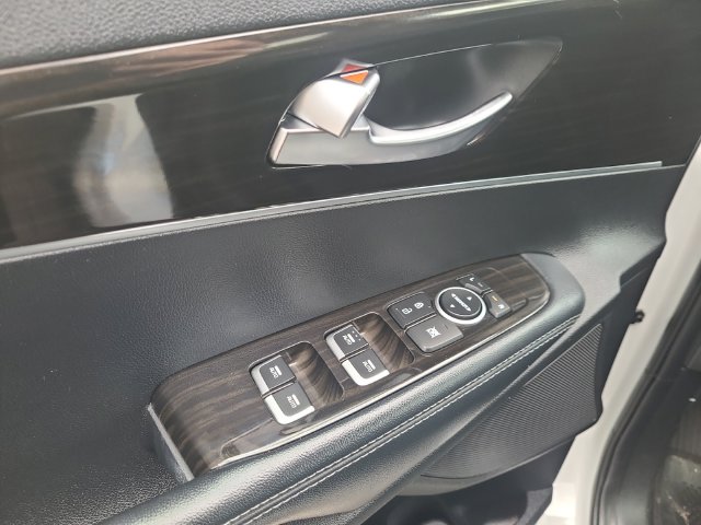 Additional photo of vehicle.