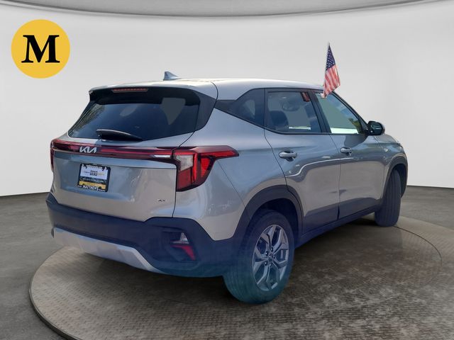 Additional photo of vehicle.