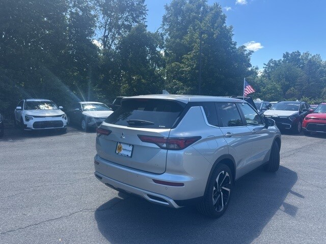 2023 Mitsubishi Outlander SE photo 3