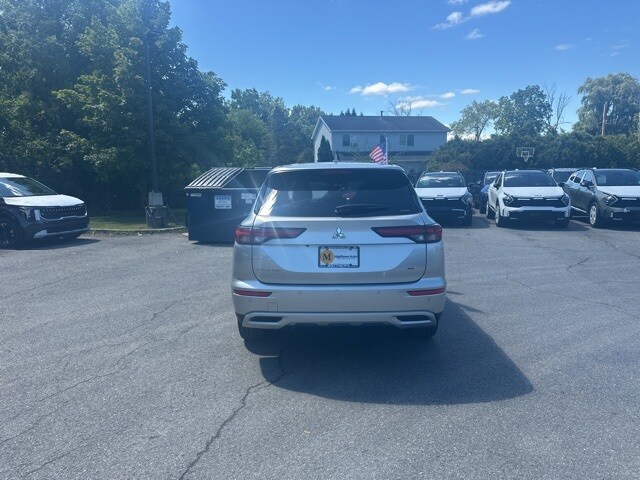 2023 Mitsubishi Outlander SE photo 4
