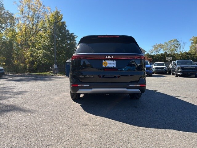 2022 Kia Carnival LXS photo 3