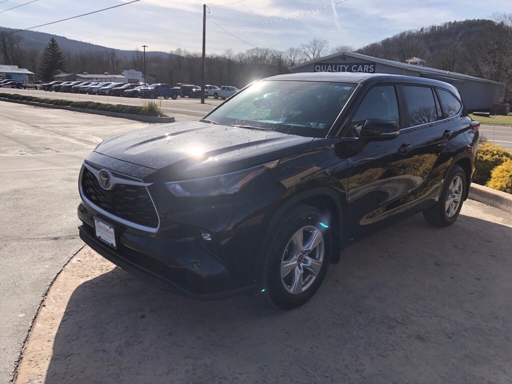 2023 Toyota Highlander LE photo 3
