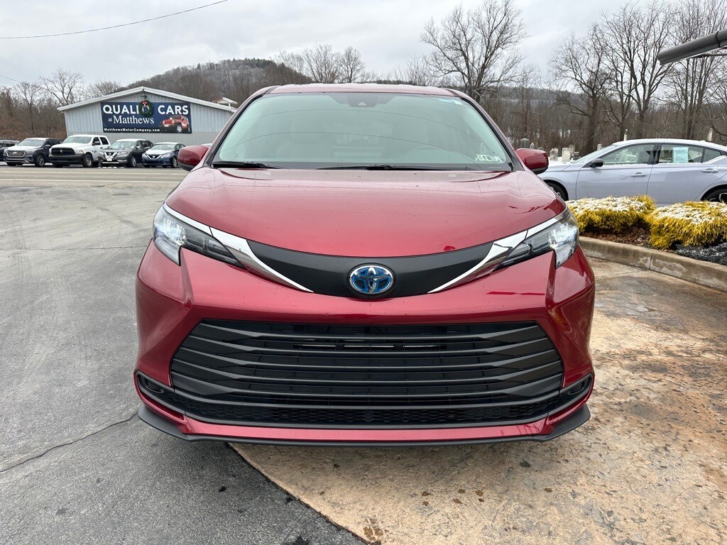 2025 Toyota Sienna LE photo 2