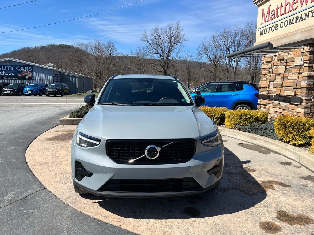 Used 2024 Volvo XC40 B5 Core SUV