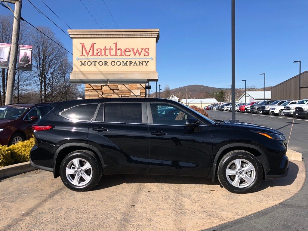 2023 Toyota Highlander LE photo 4