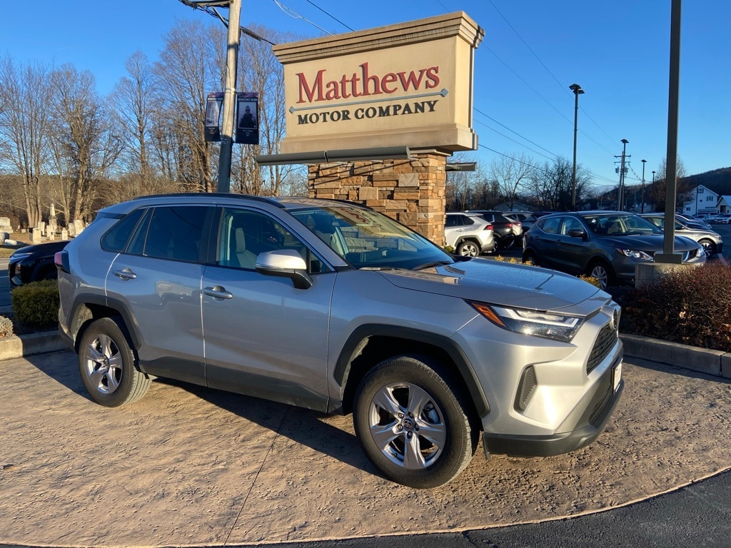 2025 Toyota RAV4 XLE's photo