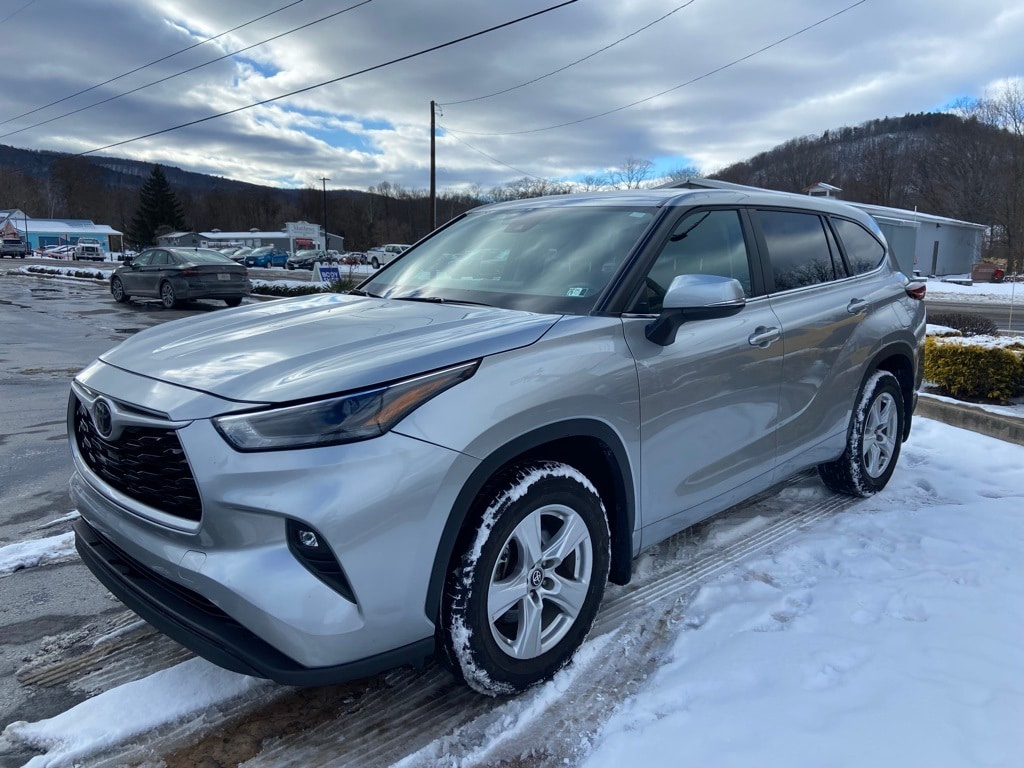 Used 2024 Toyota Highlander LE SUV